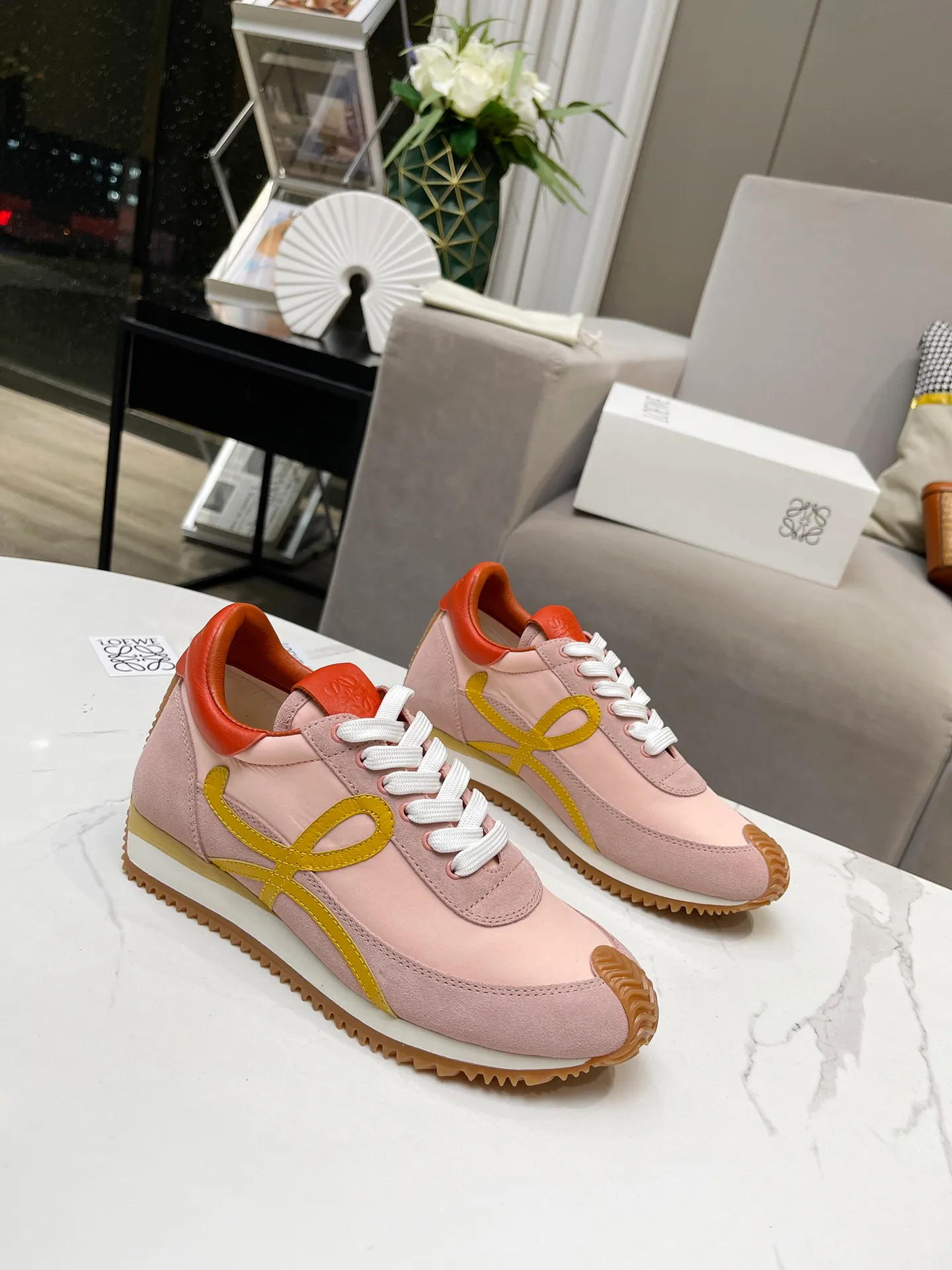 👟👟Ex-factory price 520👟👟 Men's code +10 Women's model: 35--39 (customized code 40 for women), Men's model: 40--44 (customized code 45 for men), 🔥🔥Hot LOEWE 2024 latest inner color block moral training shoes Forrest Gump shoes super good-looking super versatile color block stitching upper Very high-end hidden inner vagina 4cm! The heel has a novel design, is soft and comfortable, and has an exclusive brand logo on the side. It will be rated as the most comfortable sneaker of the year and is a must-have for your shoe cabinet!  The upper is made of special original cowhide + original cloth imported from Australia. The cowhide insole / original private model is exclusively customized with a 1:1 outsole!  Complete set in original packaging.